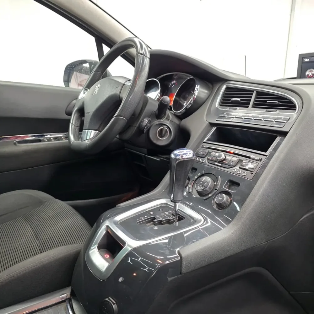 PEUGEOT 5008 AUT 2.0 ALLURE 2015 — Delta Motors